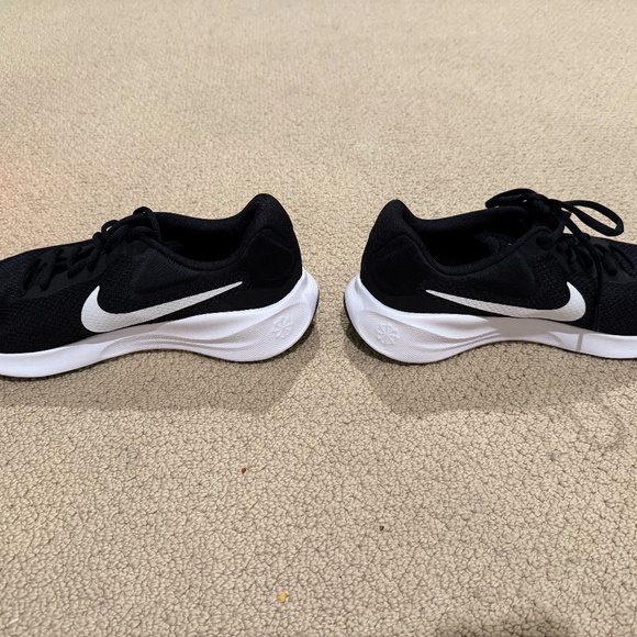 BNIB - Nike Revolution 7 Mens Size 11 Black & White